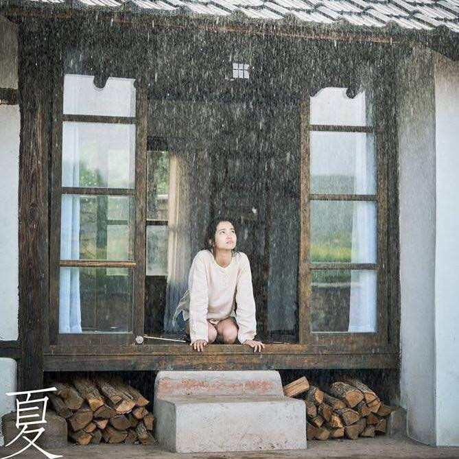 Khi những cơn mưa rào mùa Hạ đến là lúc chúng tôi rủ nhau tắm mưa, bắt cá, bắt ốc... (Minh họa: Phim Little Forest) Khi những cơn mưa rào mùa Hạ đến là lúc chúng tôi rủ nhau tắm mưa, bắt cá, bắt ốc... (Minh họa: Phim Little Forest)