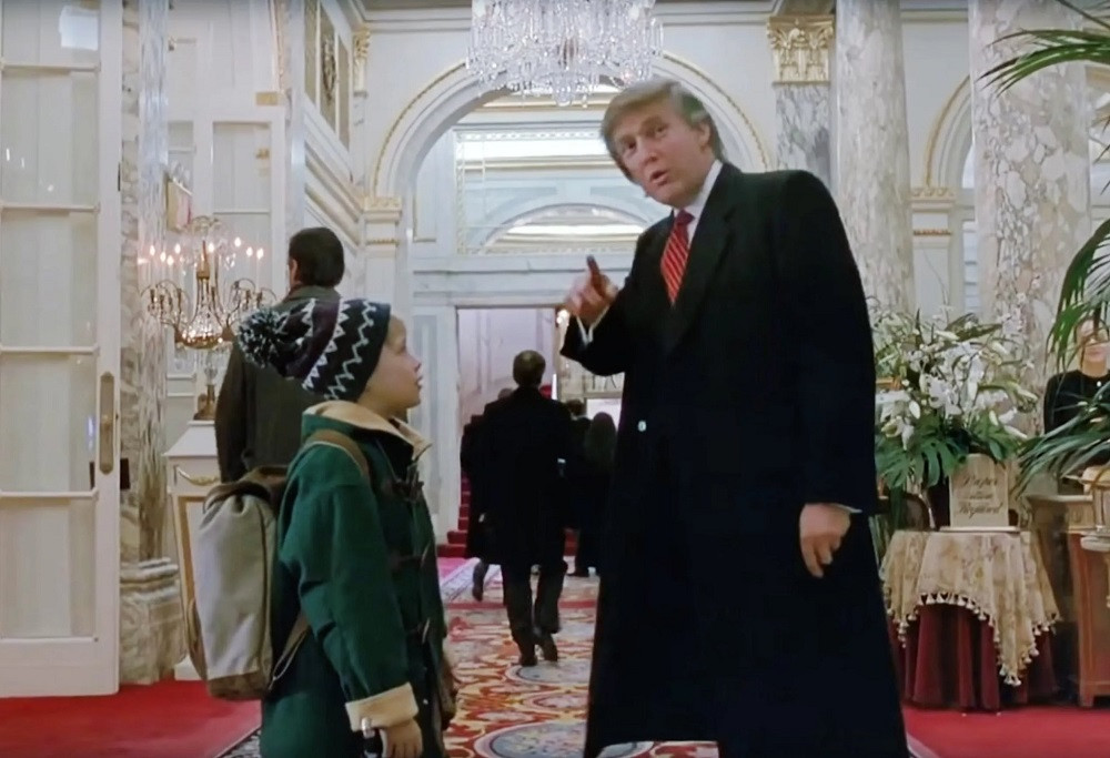Donald Trump (phải) xuất hiện một cảnh khách mời trong Home Alone 2.