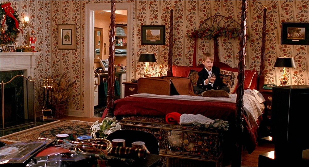 Cậu bé Kevin tận hưởng dịch vụ xa hoa ở khách sạn Plaza trong Home Alone 2.