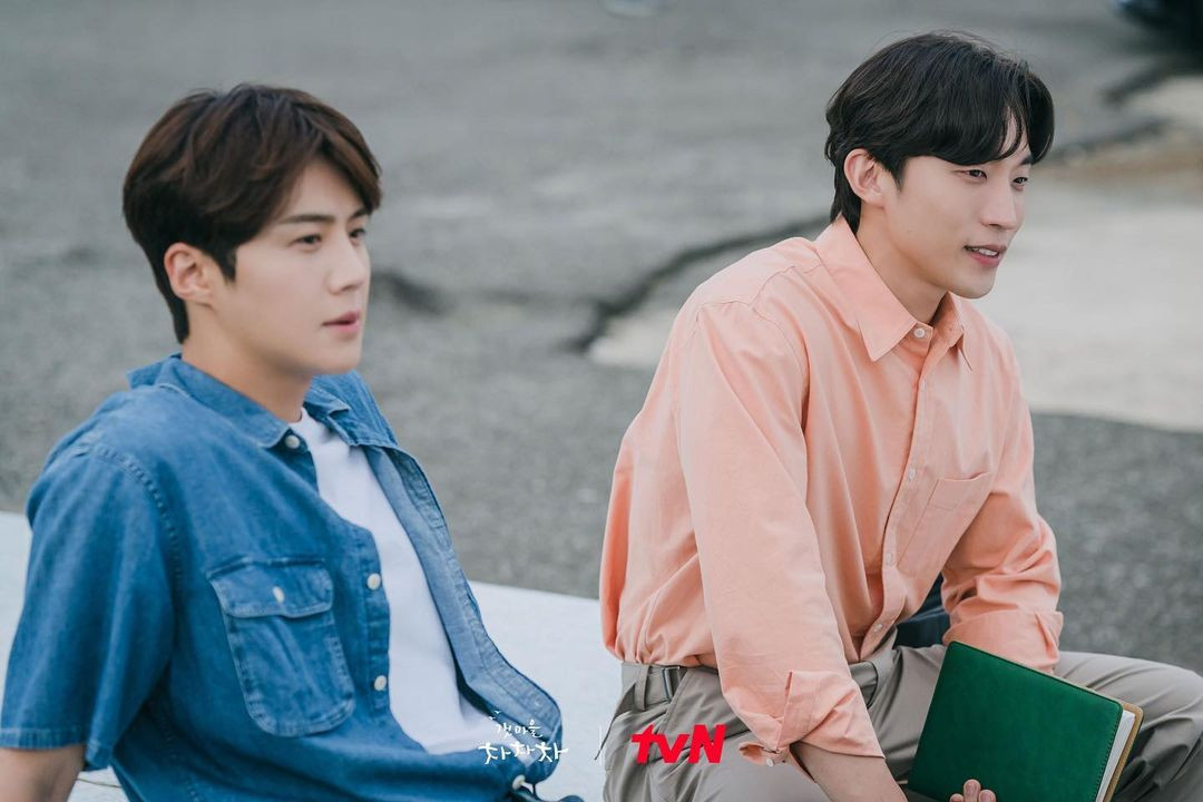 Lee Sang Yi (phải) cùng Kim Seon Ho trong Hometown Cha Cha Cha. Lee Sang Yi (phải) cùng Kim Seon Ho trong Hometown Cha Cha Cha.