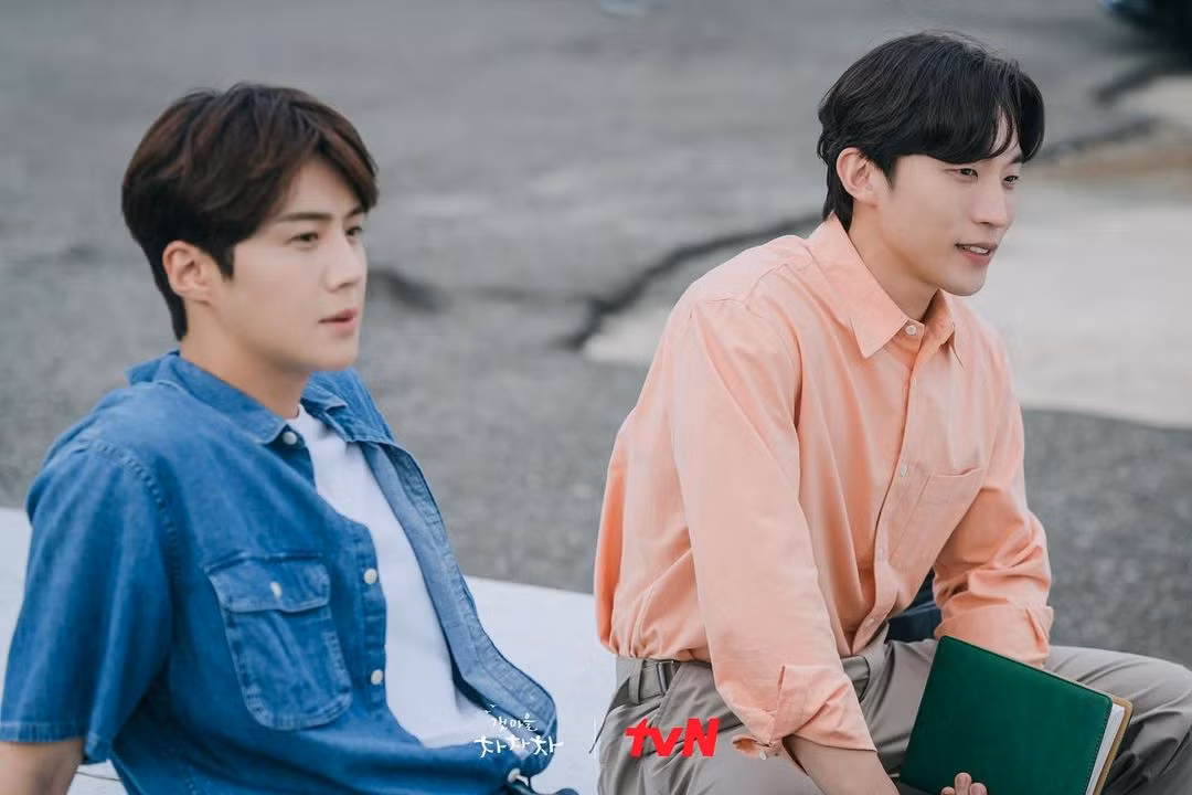 Lee Sang Yi (phải) cùng Kim Seon Ho trong Hometown Cha Cha Cha. Lee Sang Yi (phải) cùng Kim Seon Ho trong Hometown Cha Cha Cha.