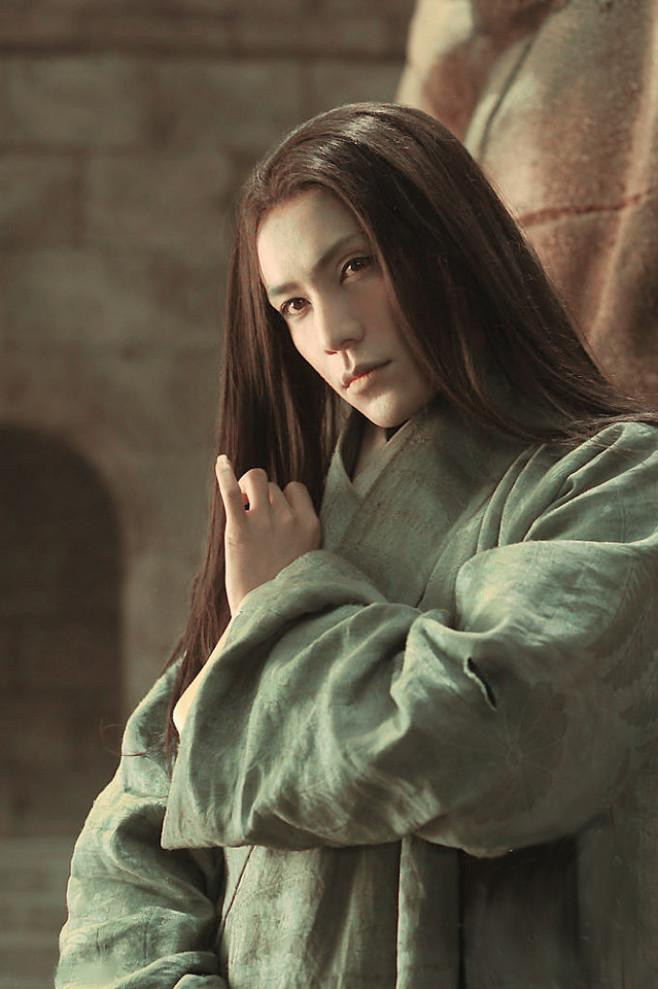 Tóc dài trong "Long Môn Phi Giáp" mang đến cho Trần Khôn vẻ ẻo lả của nhân vật. Tóc dài trong "Long Môn Phi Giáp" mang đến cho Trần Khôn vẻ ẻo lả của nhân vật.