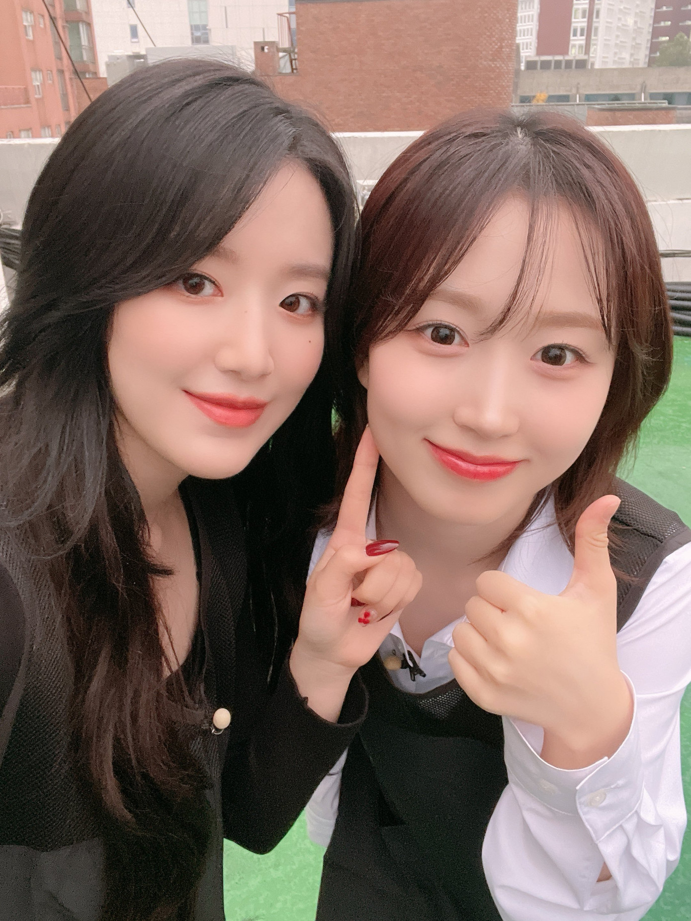 Shuhua và Haewon. Shuhua và Haewon.