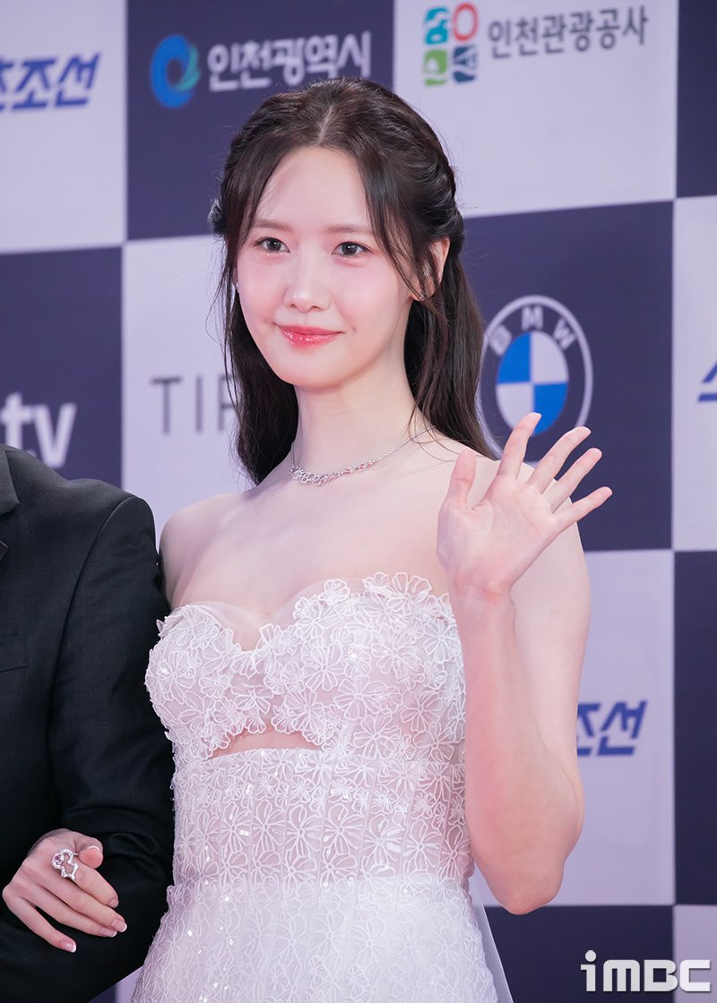 Yoona (SNSD). Yoona (SNSD).