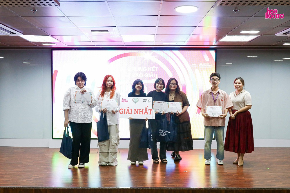 Các thành viên đội Quán quân Thử Thách Kim Cương 2023 - Loang Màu với sự hướng dẫn của mentor Vũ Đạt. Các thành viên đội Quán quân Thử Thách Kim Cương 2023 - Loang Màu với sự hướng dẫn của mentor Vũ Đạt.