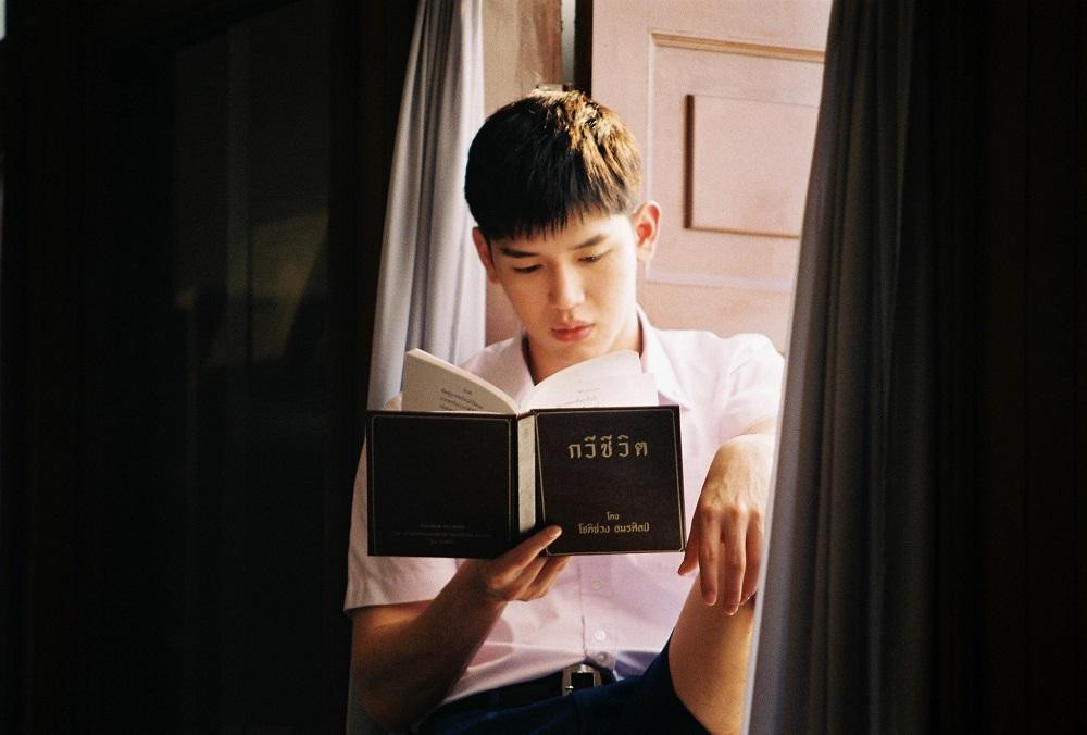 Mùa Hè năm đó, trông cậu bảnh bao trong chiếc áo đồng phục học sinh màu trắng. (Minh họa: Phim Classic Again) Mùa Hè năm đó, trông cậu bảnh bao trong chiếc áo đồng phục học sinh màu trắng. (Minh họa: Phim Classic Again)