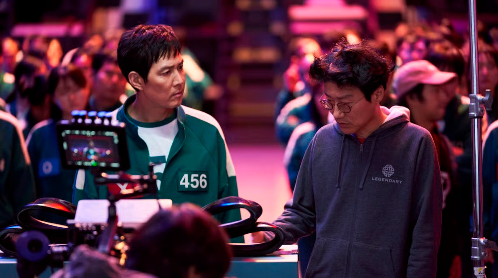 Nam diễn viên Lee Jung Jae (trái) và đạo diễn Hwang Dong Hyuk (phải) trên phim trường Squid Game (Trò Chơi Con Mực).