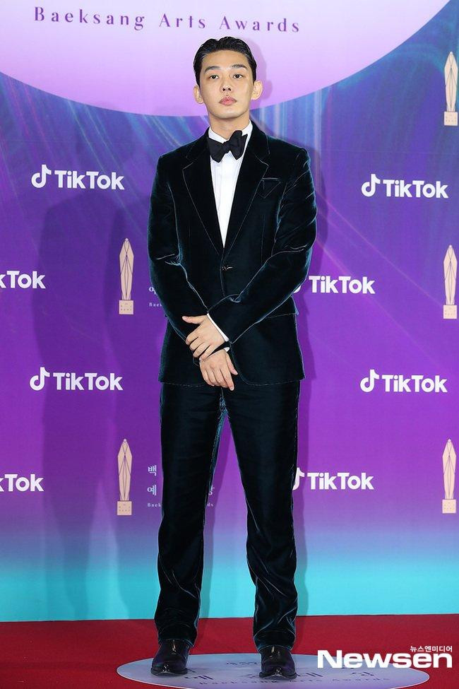 Yoo Ah In cực ngầu trên thảm đỏ.