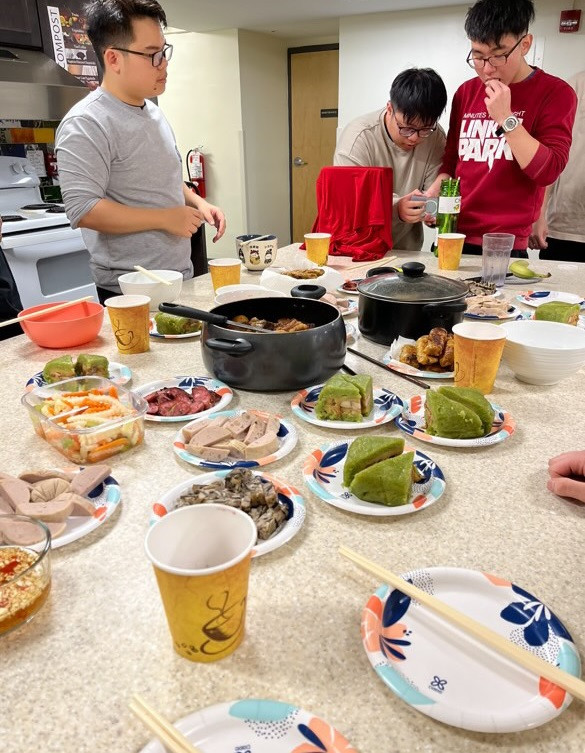 Thanh Uyên cùng bạn bè chuẩn bị &quot;nhập tiệc&quot; với các món đặc trưng ngày Tết như bánh chưng, nem rán, lạp xưởng...