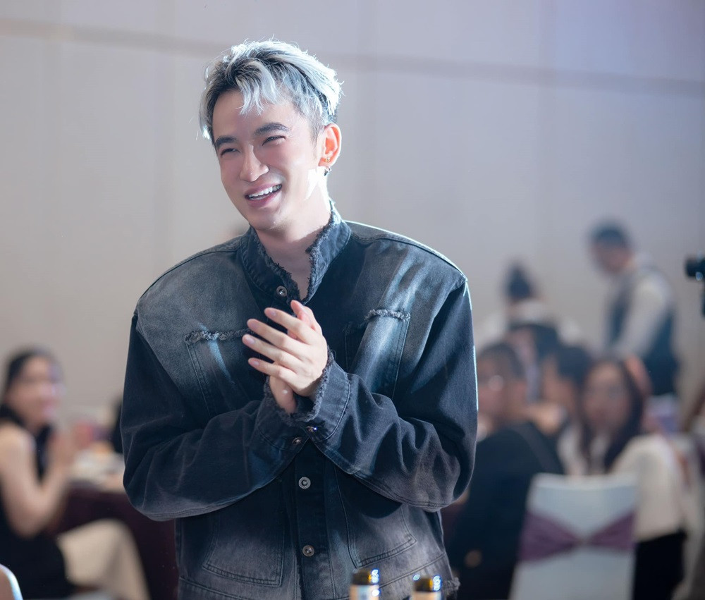 Gắn bó với tờ báo gần cả thập kỷ, anh đã “bỏ túi” nhiều kinh nghiệm đắt giá. Gắn bó với tờ báo gần cả thập kỷ, anh đã “bỏ túi” nhiều kinh nghiệm đắt giá.