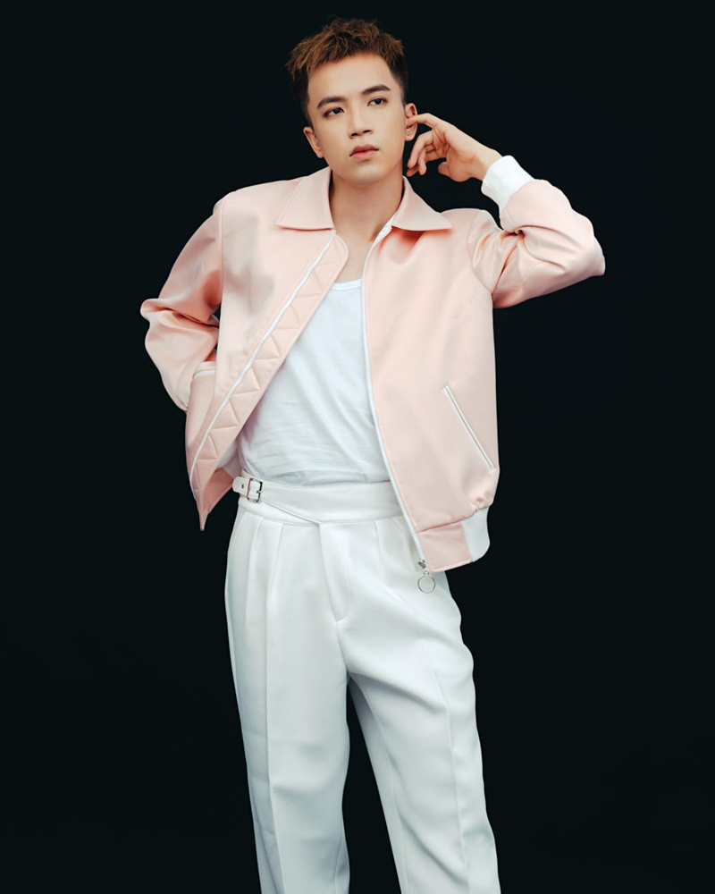 Để có thể tiếp tục làm nghề và trang trải cuộc sống, anh nhận nhiều job cùng một lúc. Để có thể tiếp tục làm nghề và trang trải cuộc sống, anh nhận nhiều job cùng một lúc.