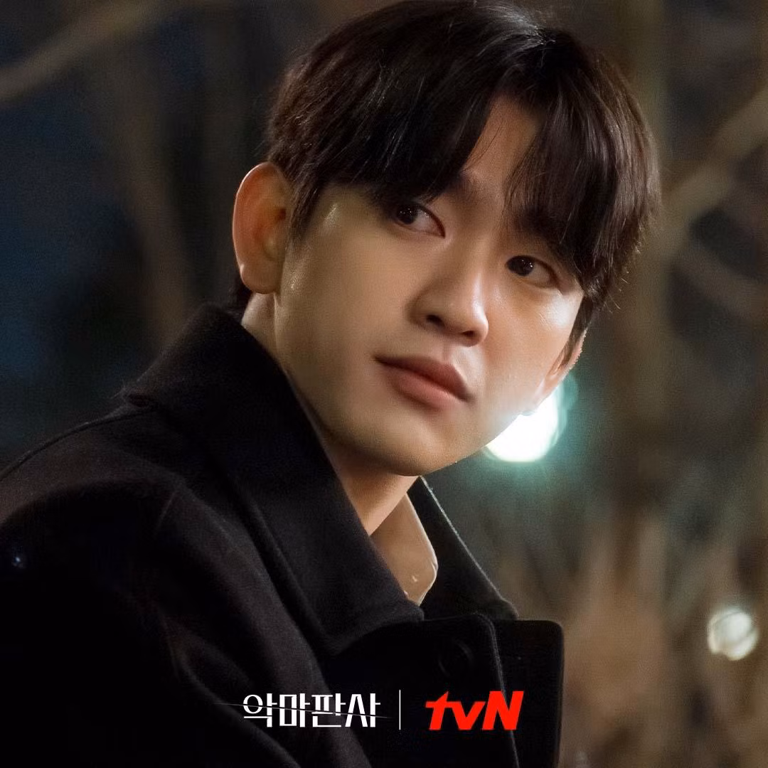 Jin Young (GOT7) nhập vai mượt mà chàng thẩm phán trẻ tuổi và nhạy cảm.
