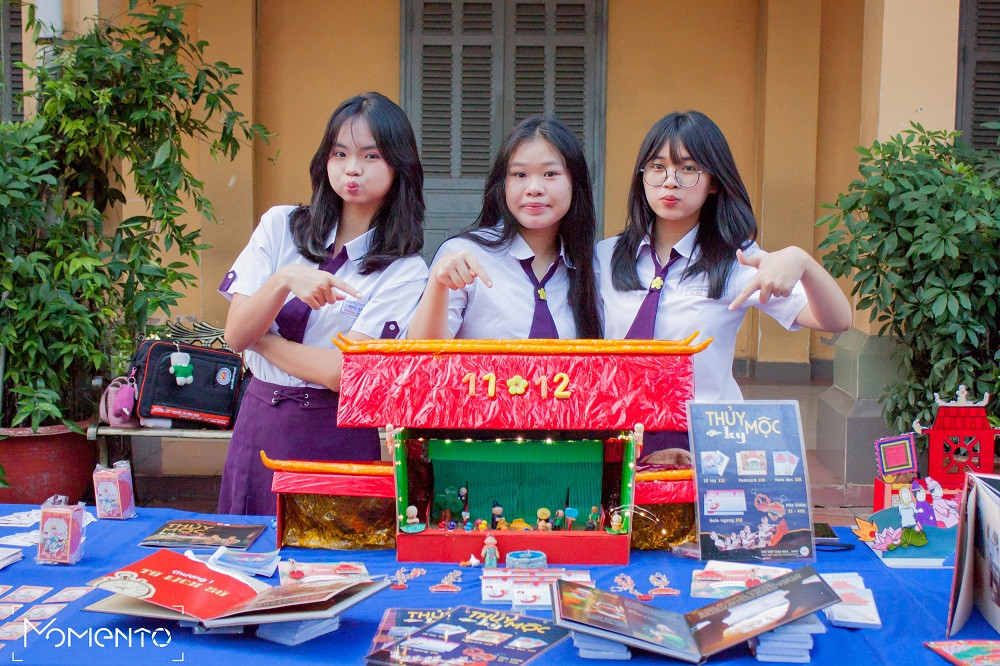 Các bạn học sinh tự tin trình bày thành phẩm của mình. (Ảnh: Thiên Bình và Minh Châu)