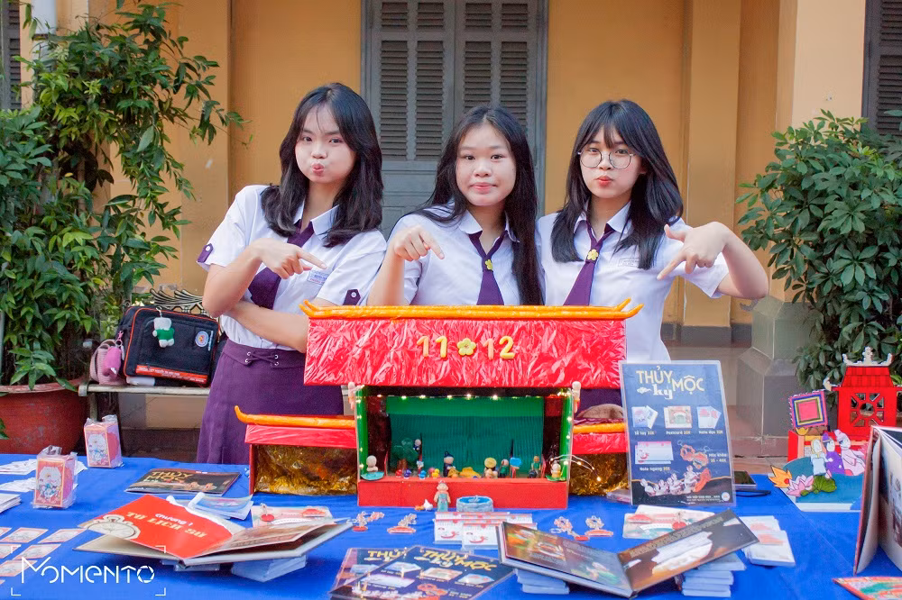 Các bạn học sinh tự tin trình bày thành phẩm của mình. (Ảnh: Thiên Bình và Minh Châu)
