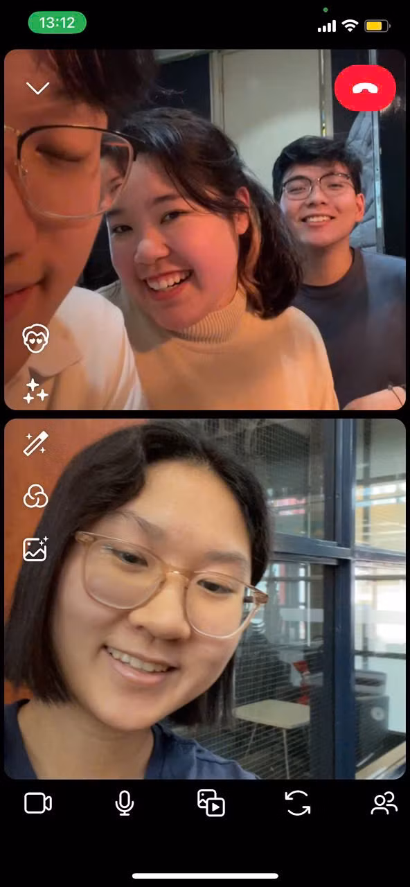 Kim Ngân chúc Tết bạn bè qua video call. Kim Ngân chúc Tết bạn bè qua video call.