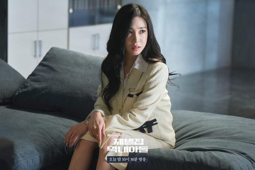 Tiffany Young trong Reborn Rich.