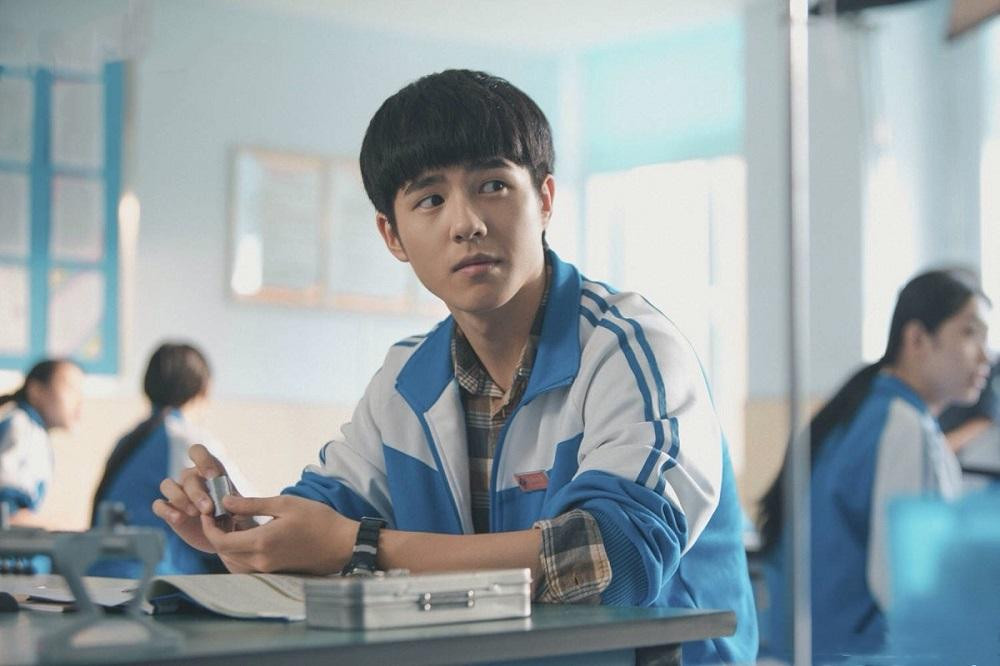 Biết cậu thích màu xanh, tớ đem lòng yêu cả bầu trời. (Minh họa: Phim Điều Tuyệt Vời Nhất Của Chúng Ta) Biết cậu thích màu xanh, tớ đem lòng yêu cả bầu trời. (Minh họa: Phim Điều Tuyệt Vời Nhất Của Chúng Ta)