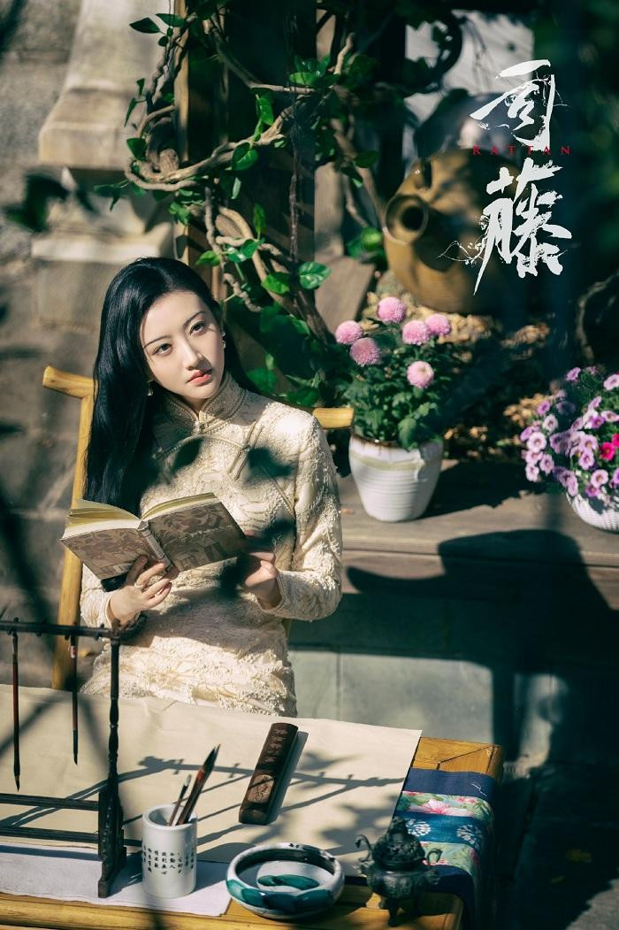 Đặc biệt là sườn xám giúp Cảnh Điềm tôn dáng và khoe khí chất kiêu sa. Đặc biệt là sườn xám giúp Cảnh Điềm tôn dáng và khoe khí chất kiêu sa.