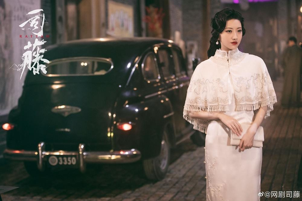 "Chanh sả" trong bộ trang phục sườn xám. "Chanh sả" trong bộ trang phục sườn xám.