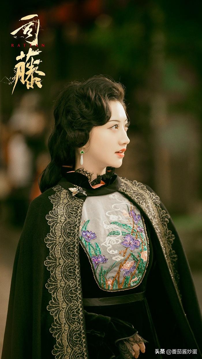 Cô cũng thường xuyên diện trang phục mới. Cô cũng thường xuyên diện trang phục mới.