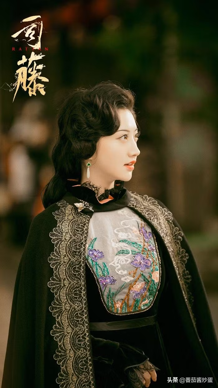Cô cũng thường xuyên diện trang phục mới. Cô cũng thường xuyên diện trang phục mới.