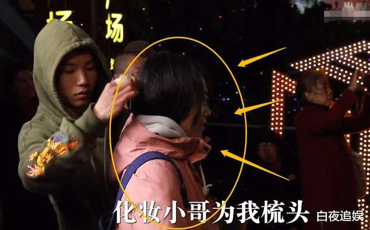 Nữ phóng viên đến lấy tin bài cũng được "nhờ" làm diễn viên quần chúng. Nữ phóng viên đến lấy tin bài cũng được "nhờ" làm diễn viên quần chúng.