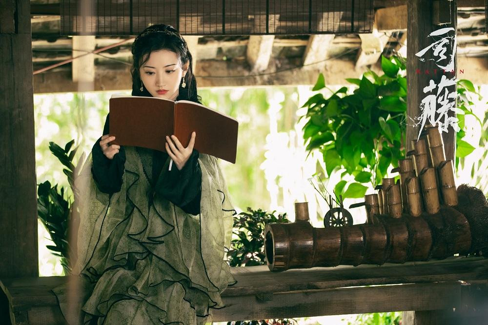 Đoàn phim dù nghèo nhưng không thể không cho Tư Đằng ăn diện. Đoàn phim dù nghèo nhưng không thể không cho Tư Đằng ăn diện.