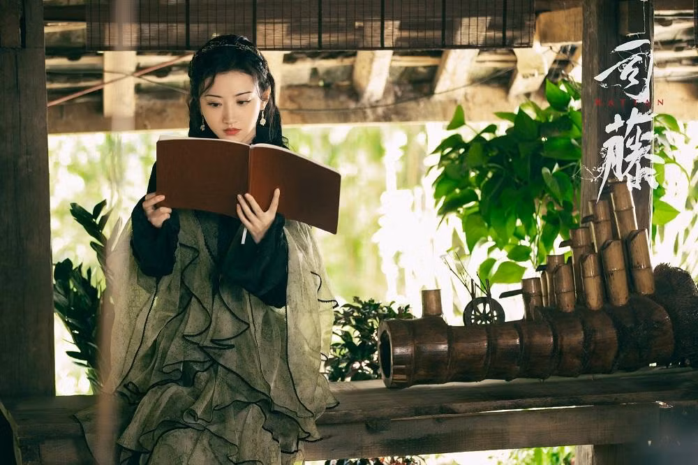 Đoàn phim dù nghèo nhưng không thể không cho Tư Đằng ăn diện. Đoàn phim dù nghèo nhưng không thể không cho Tư Đằng ăn diện.