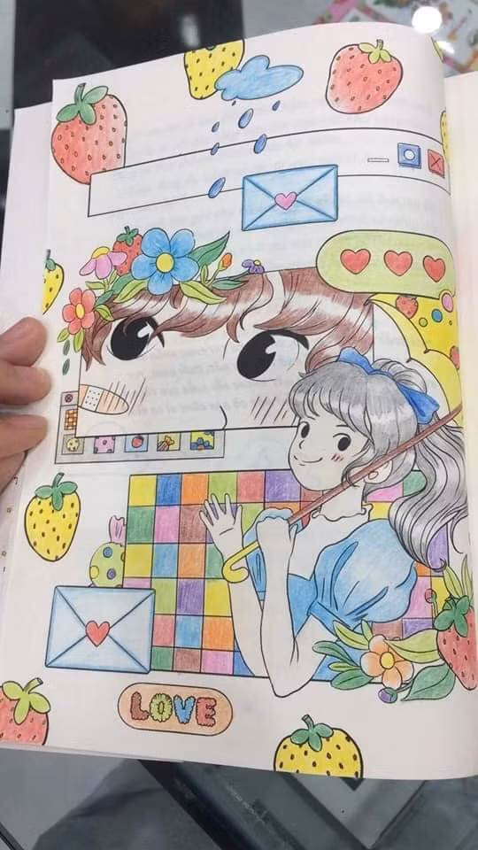 Bạn đọc trổ tài tô tranh rất xinh. (Ảnh: Lan Anh)
