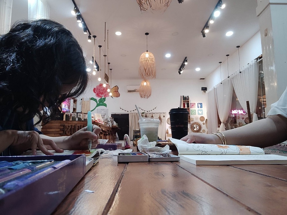 Đọc truyện xong thì tô tranh chill chill. (Ảnh: Bìn Bìn) Đọc truyện xong thì tô tranh chill chill. (Ảnh: Bìn Bìn)