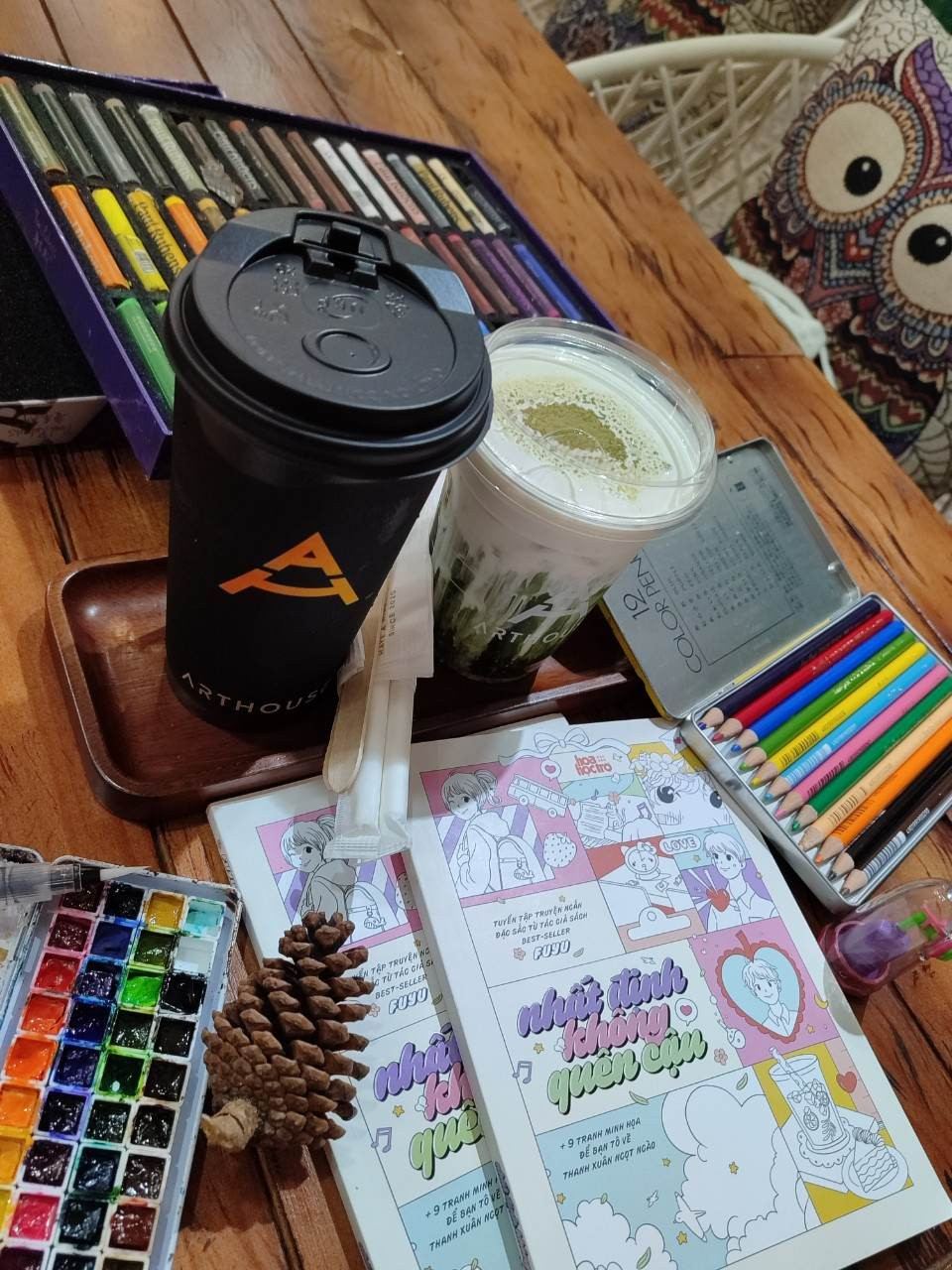 Bạn đọc rủ nhau cà phê cuối tuần và tô màu. (Ảnh: Bìn Bìn) Bạn đọc rủ nhau cà phê cuối tuần và tô màu. (Ảnh: Bìn Bìn)