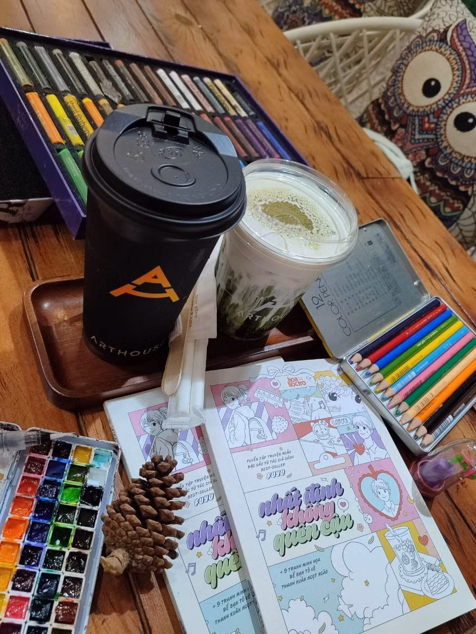 Bạn đọc rủ nhau cà phê cuối tuần và tô màu. (Ảnh: Bìn Bìn)