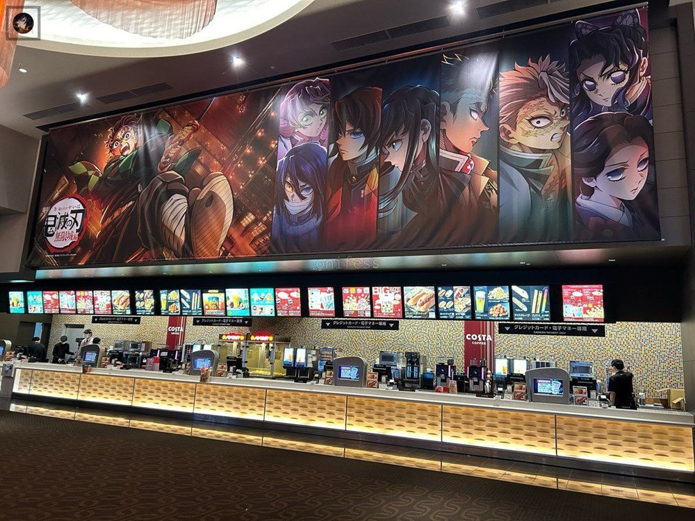 Một rạp chiếu phim ở Nhật đã trang trí với hình ảnh từ phần phim Vô Hạn Thành.