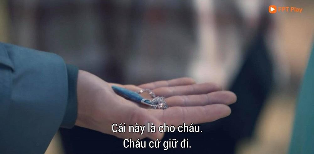 Oh In Bum đã tặng chiếc vòng cho một cậu bé có thể chất đặc biệt.