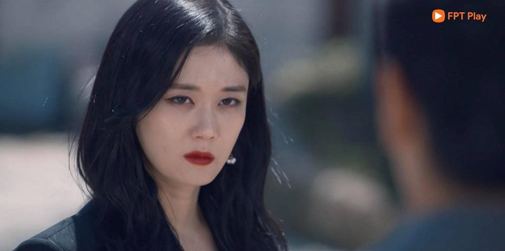 Ánh mắt nửa phần cười nhạo, đi kèm nụ cười khẽ nhếch mép...