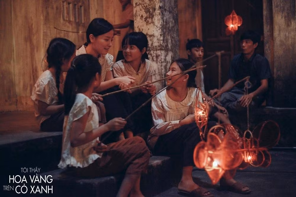 Tôi thuộc một âm thanh, đến nỗi có thể nhặt nó ra khỏi trăm ngàn âm thanh vẫn mỗi ngày giăng qua ngõ. (Minh họa: Phim Tôi thấy hoa vàng trên cỏ xanh)