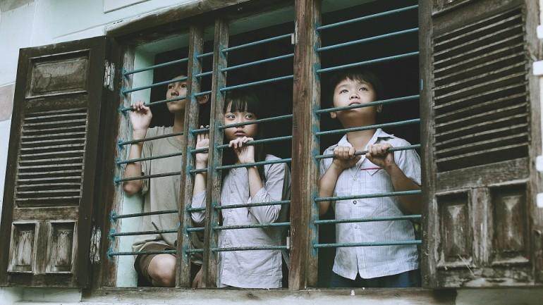 Đêm Sài Gòn đổ lửa, thèm quá một tiếng xe ngày nhỏ tôi mong, mang về mấy bì chè đủ thứ đậu. (Minh họa: Phim Tôi thấy hoa vàng trên cỏ xanh) Đêm Sài Gòn đổ lửa, thèm quá một tiếng xe ngày nhỏ tôi mong, mang về mấy bì chè đủ thứ đậu. (Minh họa: Phim Tôi thấy hoa vàng trên cỏ xanh)