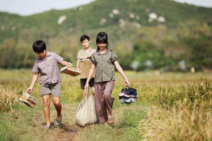 Cả đời mẹ vun vén nhiều như thế, gom hết quần áo cũng không đầy chiếc balô… (Minh họa: Phim Tôi thấy hoa vàng trên cỏ xanh) Cả đời mẹ vun vén nhiều như thế, gom hết quần áo cũng không đầy chiếc balô… (Minh họa: Phim Tôi thấy hoa vàng trên cỏ xanh)