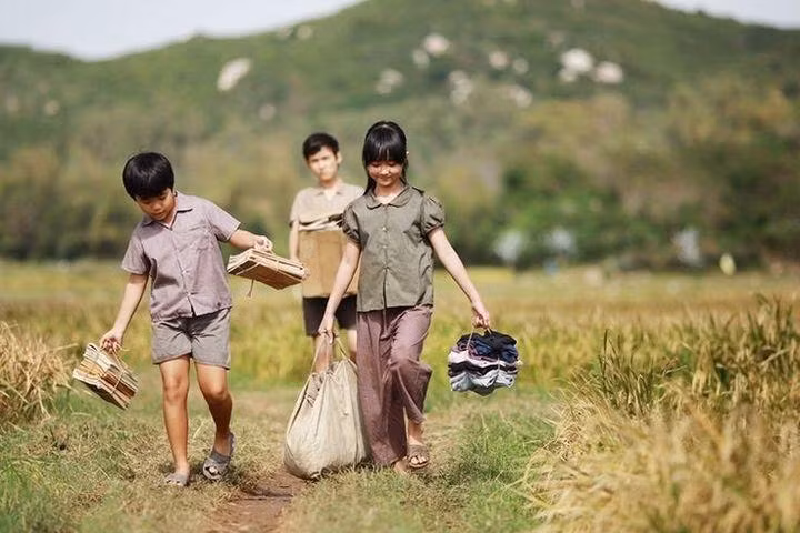 Cả đời mẹ vun vén nhiều như thế, gom hết quần áo cũng không đầy chiếc balô… (Minh họa: Phim Tôi thấy hoa vàng trên cỏ xanh)