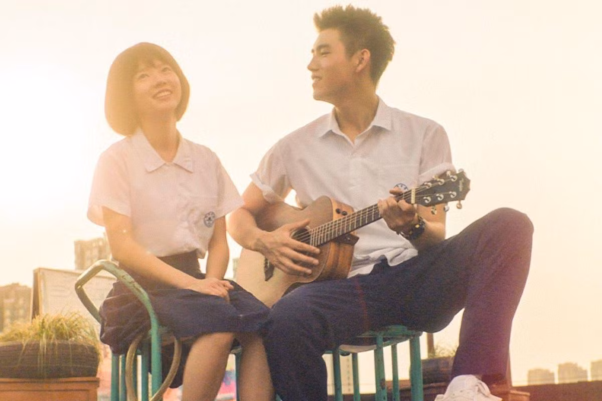 So với Mặt Trăng, tớ thích làm hoa hướng dương ở cạnh cậu hơn. (Minh họa: Phim My Best Summer)