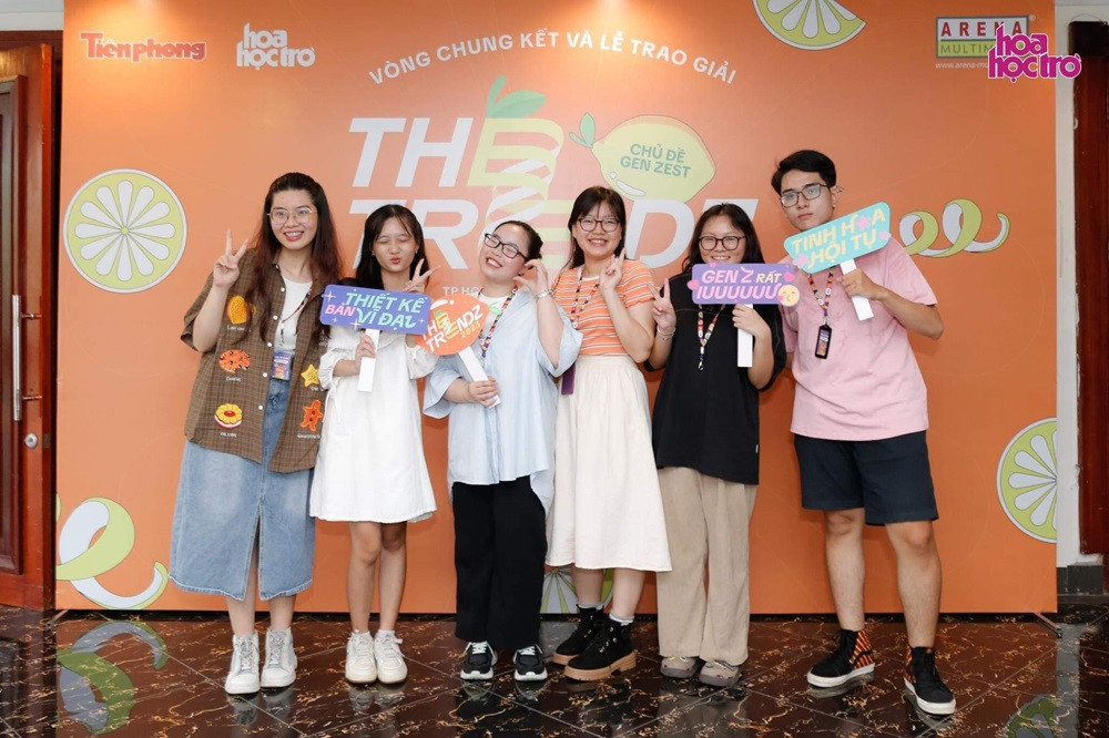 Mình (áo cam) cùng các bạn CTV nhà Hoa trong chương trình The TrendZ do Hoa Học Trò tổ chức. (Ảnh: NVCC) Mình (áo cam) cùng các bạn CTV nhà Hoa trong chương trình The TrendZ do Hoa Học Trò tổ chức. (Ảnh: NVCC)