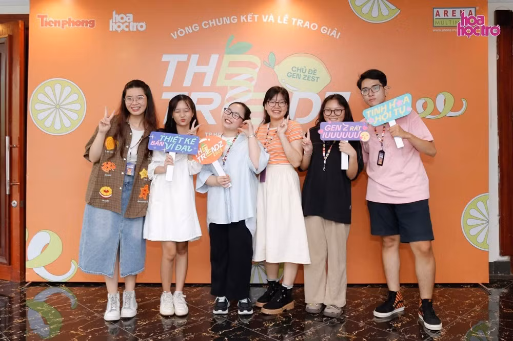 Mình (áo cam) cùng các bạn CTV nhà Hoa trong chương trình The TrendZ do Hoa Học Trò tổ chức. (Ảnh: NVCC)