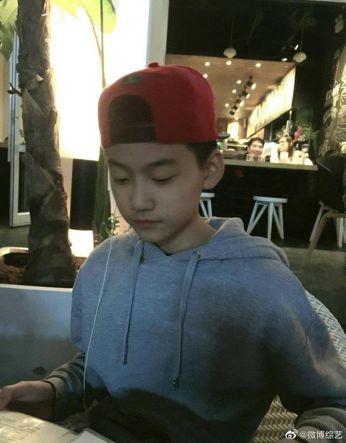 Anh trai kể rằng Châu Kha Vũ sống với mẹ, được anh trai nuôi dạy, từ nhỏ đã không biết gì về chuyện của bố và cũng không biết bố mẹ đã ly hôn.