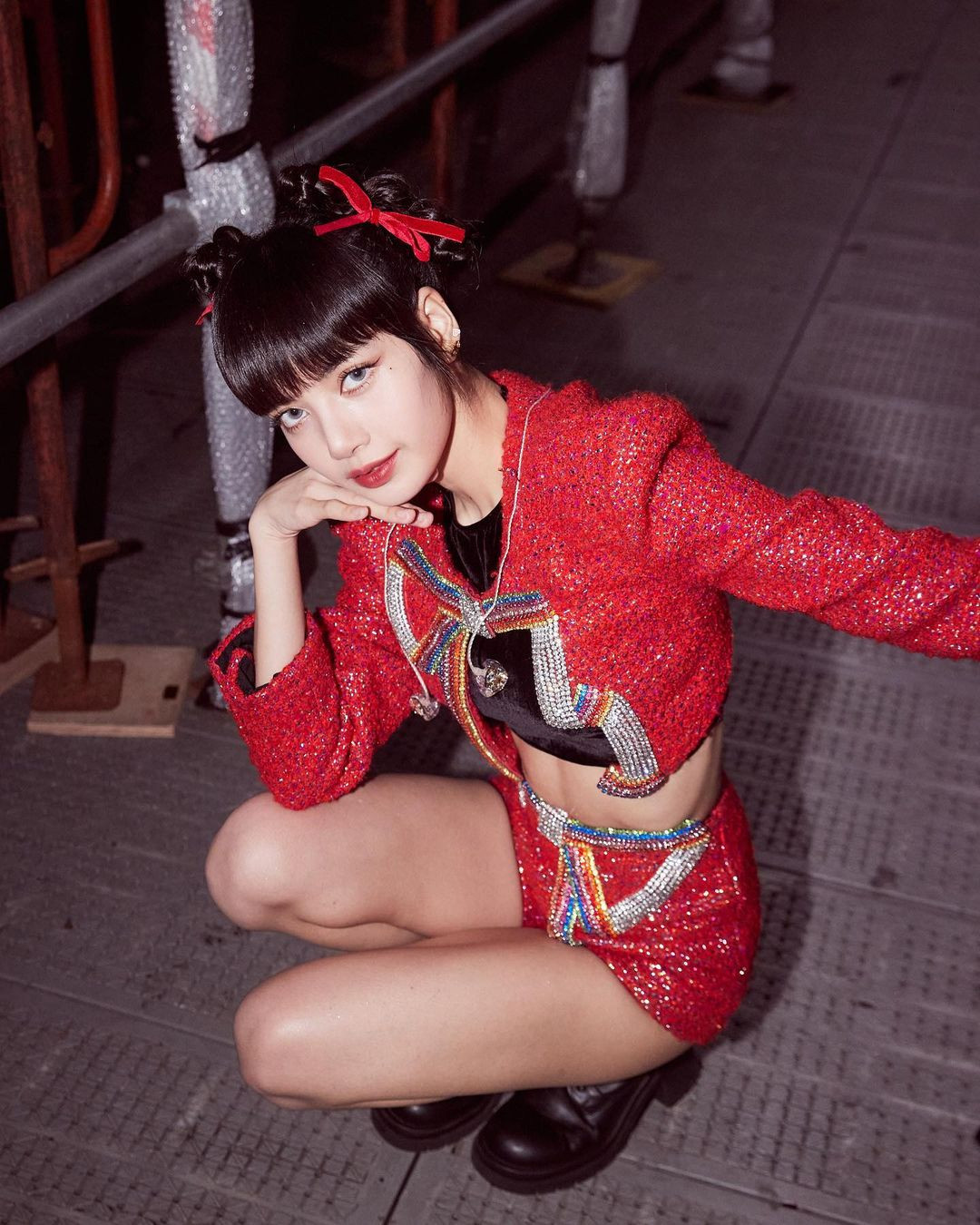 Chủ nhân bản hit “Money" vừa ngọt ngào vừa “keo lì" với phụ kiện tóc cài nơ.