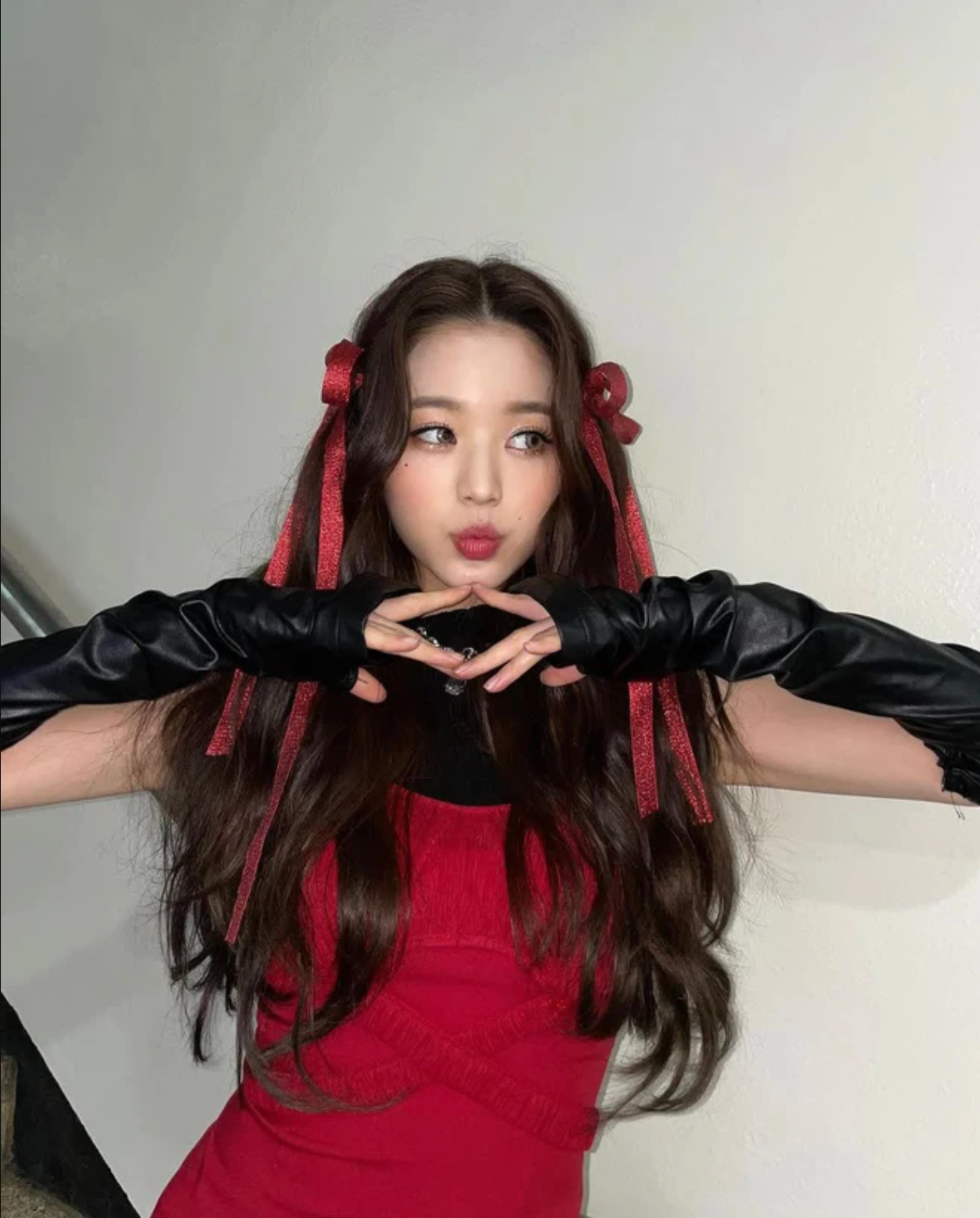 Jang Won Young (IVE) lại mang nét dễ thương, nhí nhảnh “sôcôla kẹo mút”.