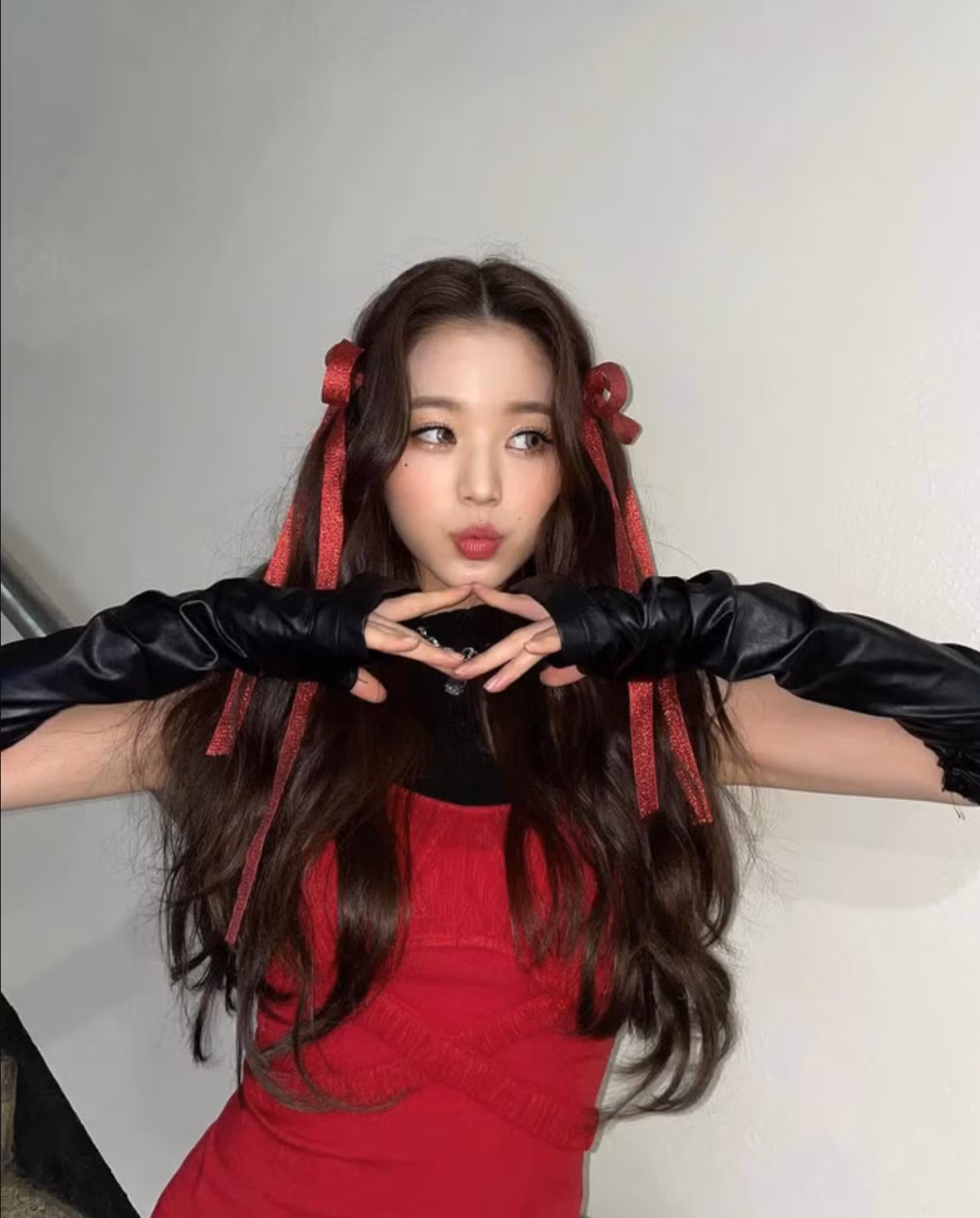 Jang Won Young (IVE) lại mang nét dễ thương, nhí nhảnh “sôcôla kẹo mút”.