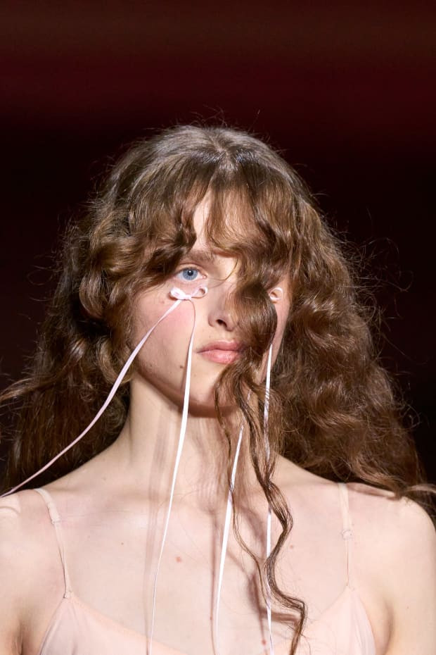 Kiểu “make-up” đầy sáng tạo và độc đáo trong show diễn Thu Đông 2023 của NTK Simone Rocha.