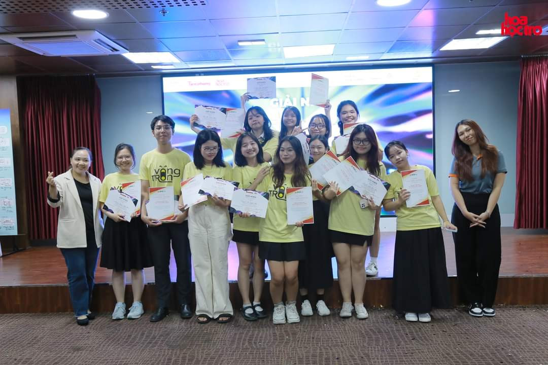 Các thành viên đội Quán quân Thử Thách Kim Cương 2024 - Vòng Tròn với sự hướng dẫn của mentor Hoàng Linh.