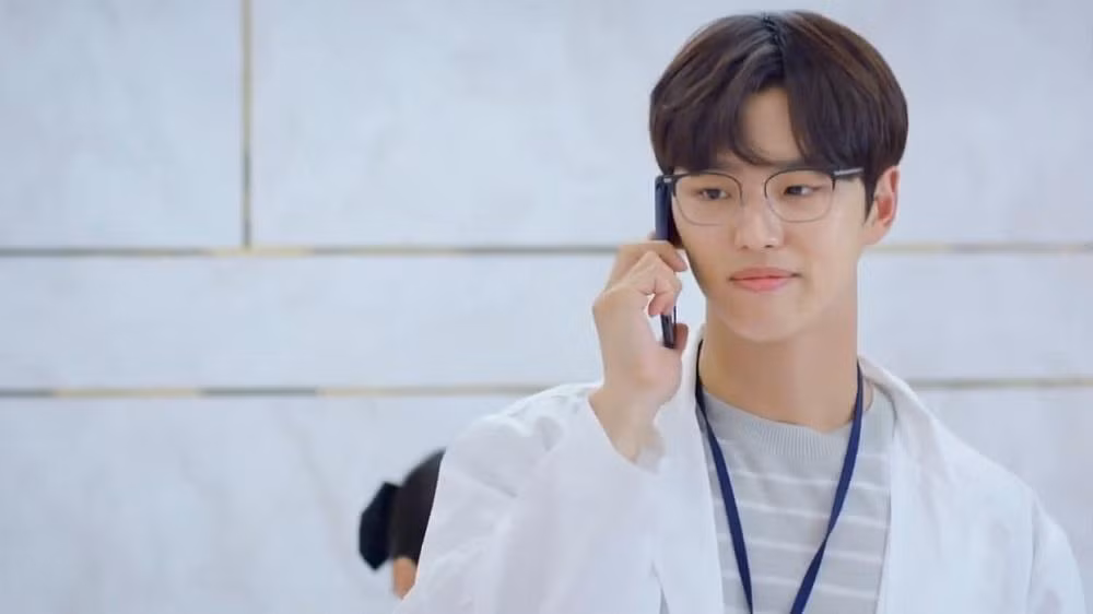 Hongseok (PENTAGON) cũng ghi điểm bởi ngoại hình sáng sủa.