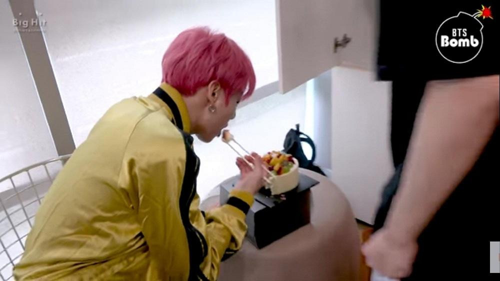 JungKook cũng gắp một đũa... bánh kem nè. JungKook cũng gắp một đũa... bánh kem nè.